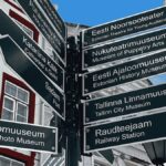 Znak na ulicy w Tallinie wskazujący kierunki do ważnych miejsc w mieście